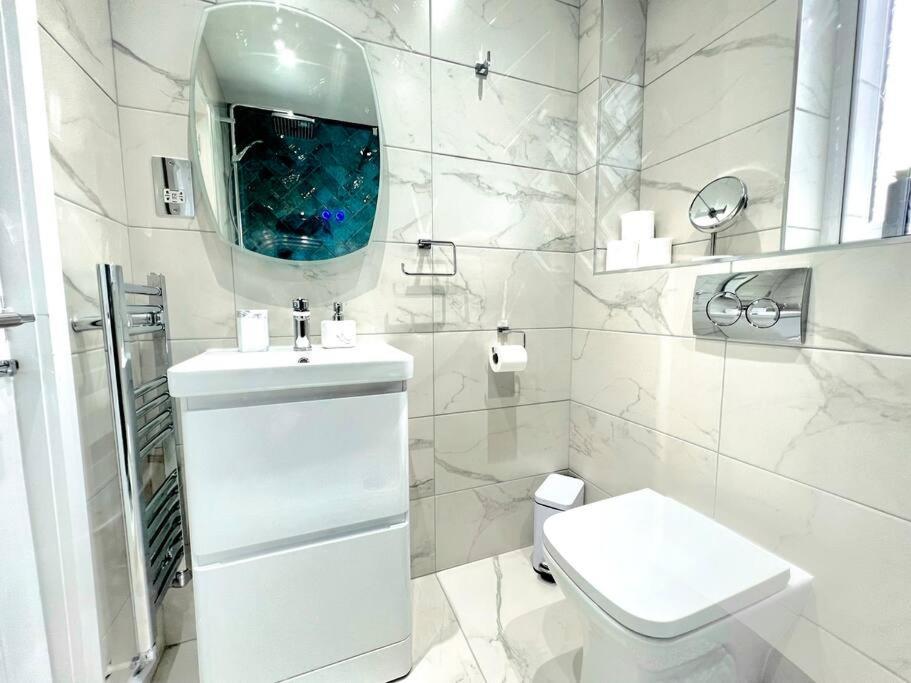 Quirky, Family Home In Glasgow Cardonald Екстериор снимка