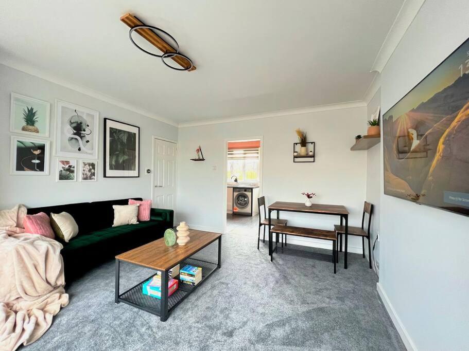 Quirky, Family Home In Glasgow Cardonald Екстериор снимка