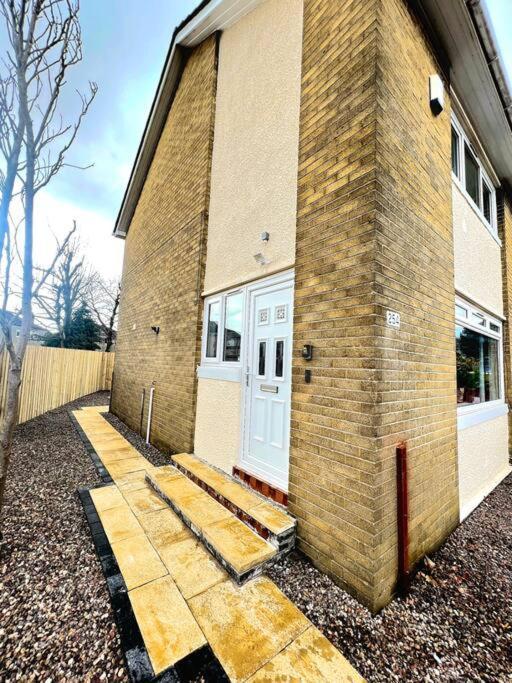 Quirky, Family Home In Glasgow Cardonald Екстериор снимка