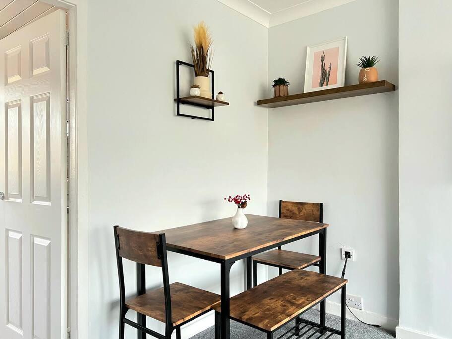 Quirky, Family Home In Glasgow Cardonald Екстериор снимка