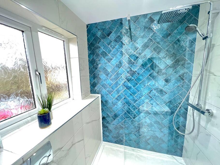 Quirky, Family Home In Glasgow Cardonald Екстериор снимка