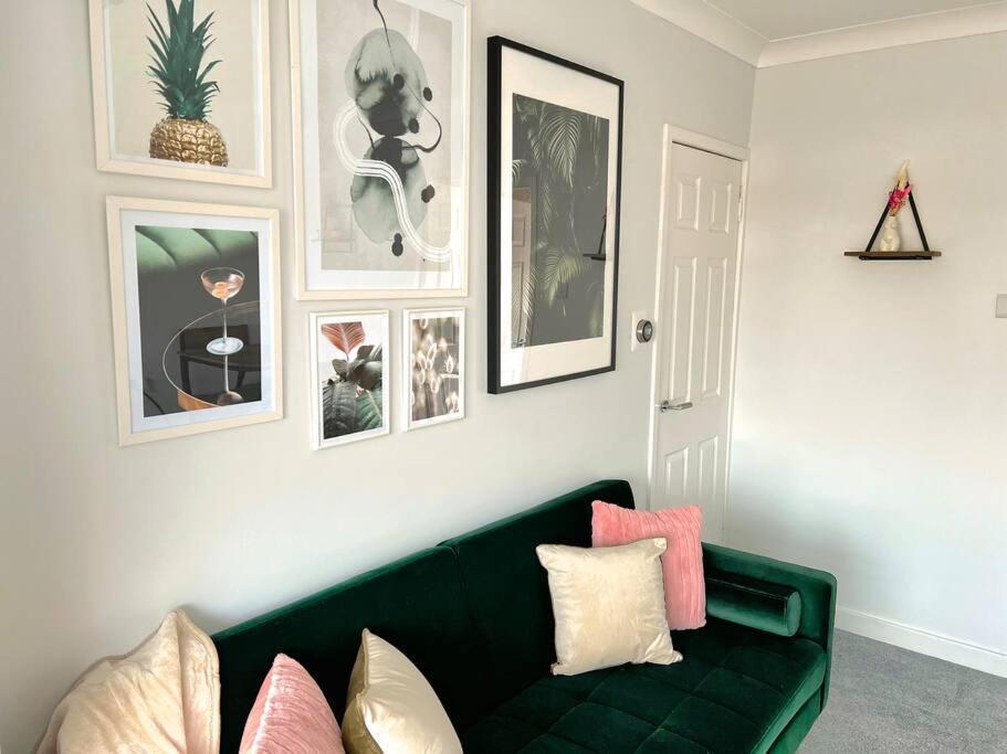 Quirky, Family Home In Glasgow Cardonald Екстериор снимка
